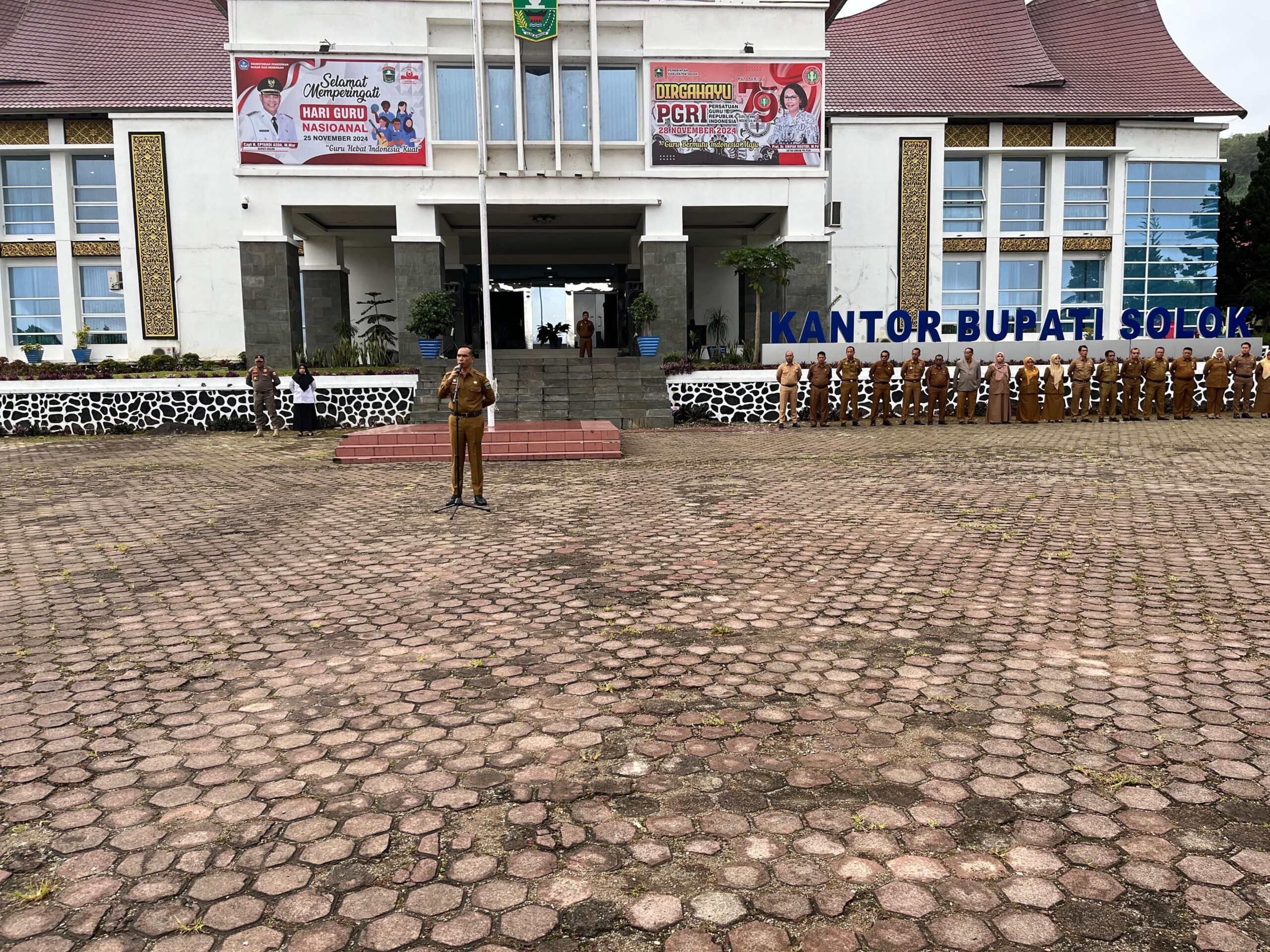 Sekda Medison Pimpin Apel Gabungan Pemerintah Kabupaten Solok