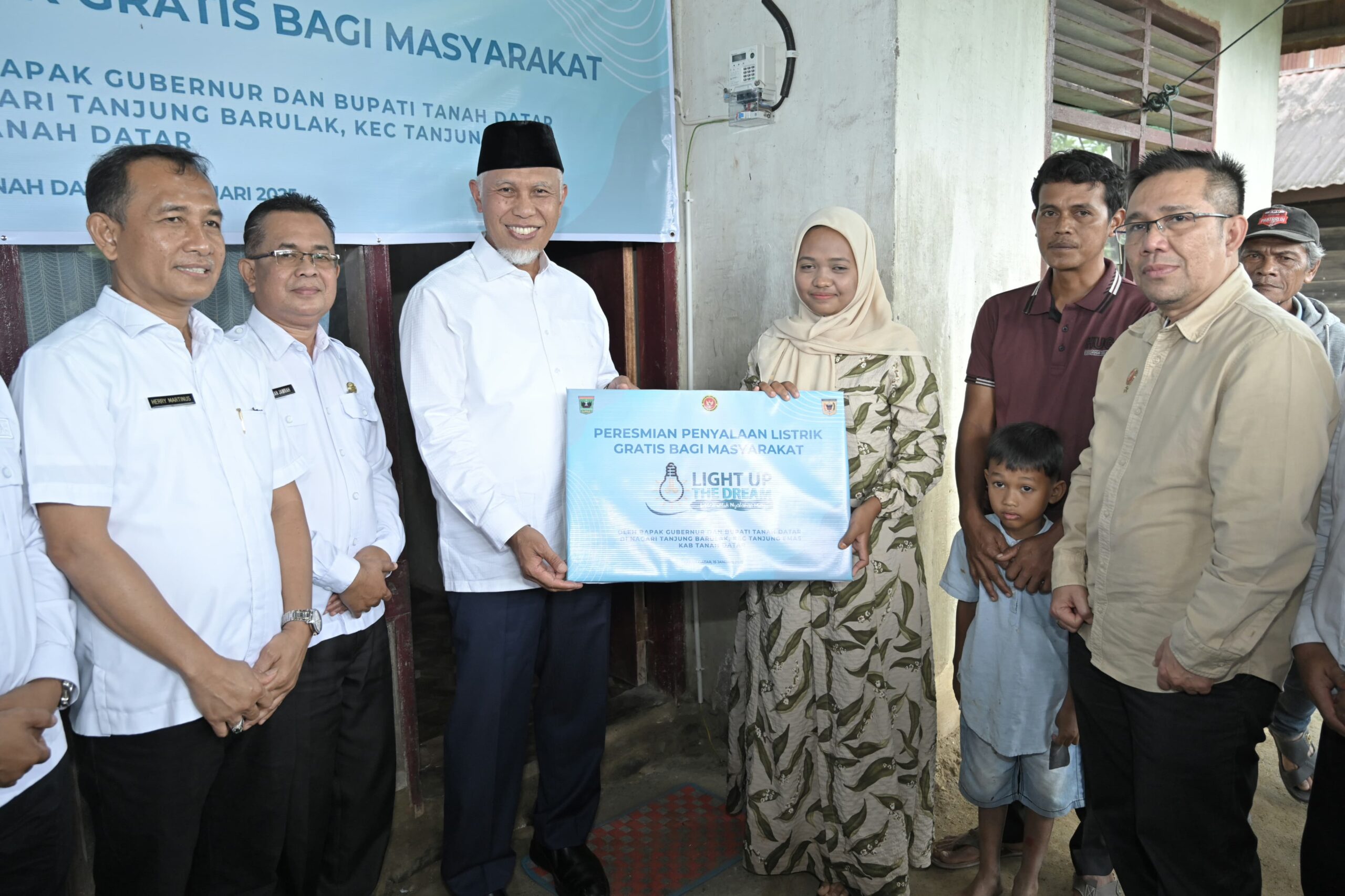 Gubernur Mahyeldi Ansharullah Resmikan Penyalaan Listrik Gratis bagi Masyarakat Tanjung Barulak