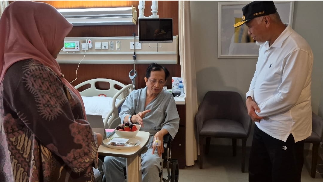 Gubernur Mahyeldi Ansharullah Jenguk Menteri Agama yang Tengah Menjalani Perawatan Medis