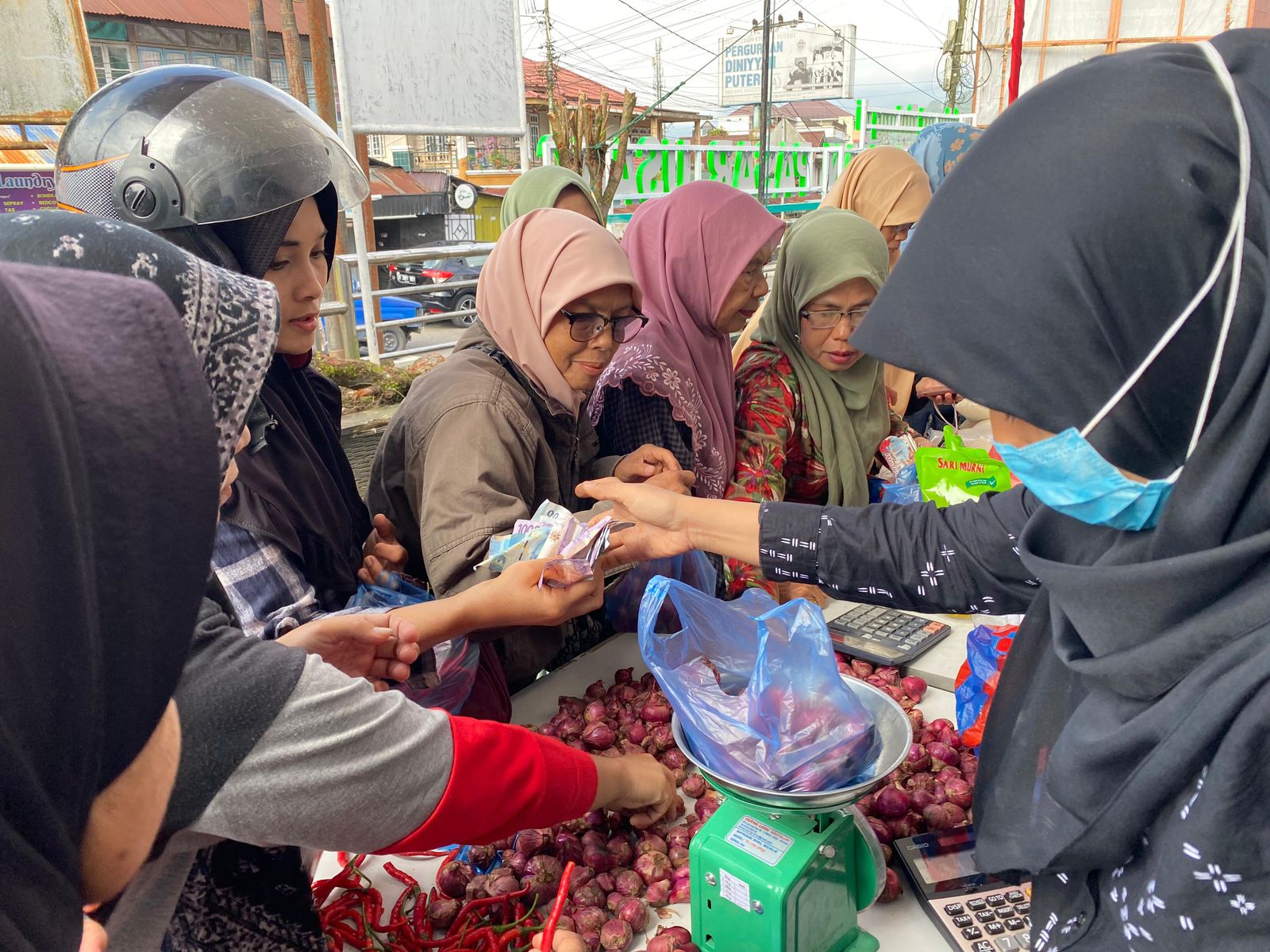 Operasi Pasar Murah Padang Panjang Diserbu Warga