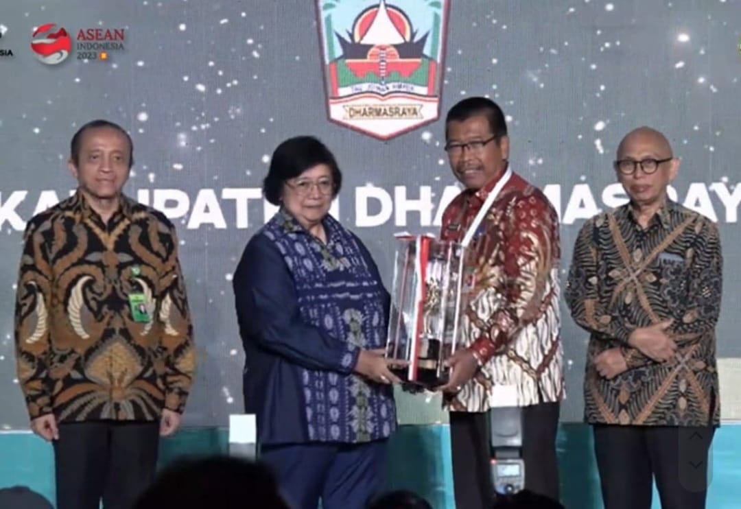 Sutan Riska Terima Anugerah Nirwasita Tantra
