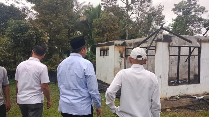 Wakil Bupati Ahmad Fadly Tinjau Korban Kebakaran jorong Koto Tangah