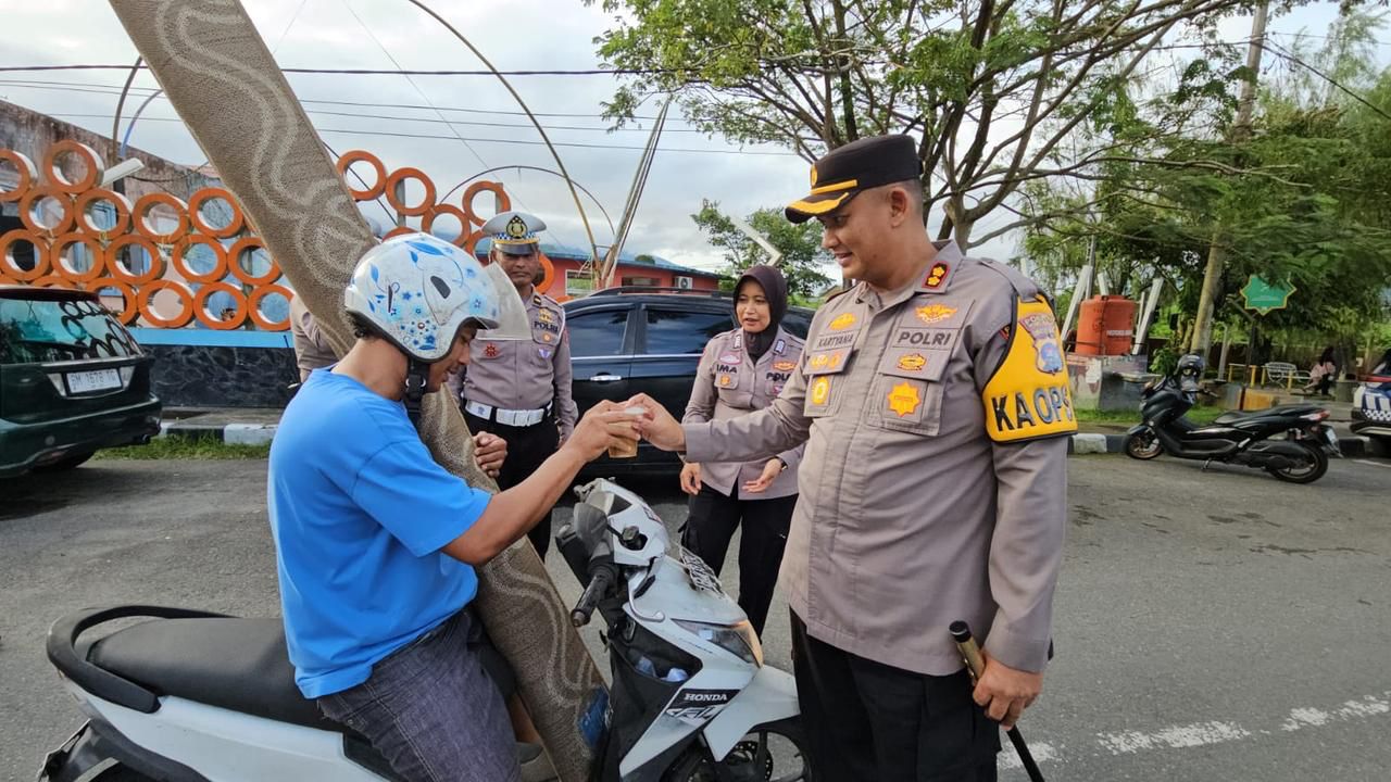 Bakti Sosial, Polres Padang Panjang Bagikan Takjil kepada Masyarakat