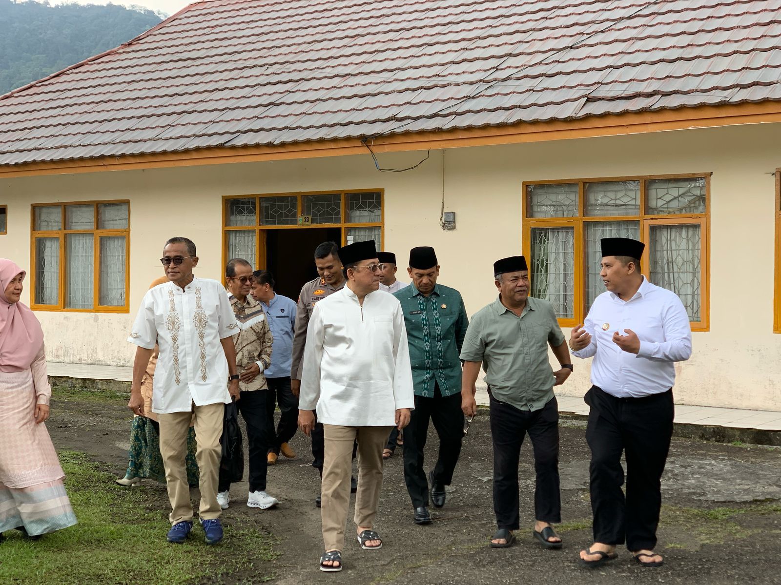 Bersama Irman Gusman, Wako Padang Panjang Hendri Arnis Tinjau Dapur Umum Program Makan Bergizi Gratis