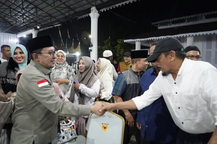 Bupati Eka Putra Bantu Bibit Jagung Bagi Petani