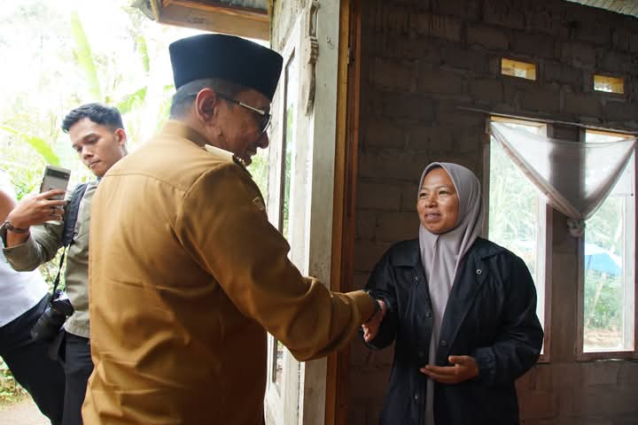Bupati Eka Putra Kunjungi Orang Tua Almarhumah Cinta Novita Sari
