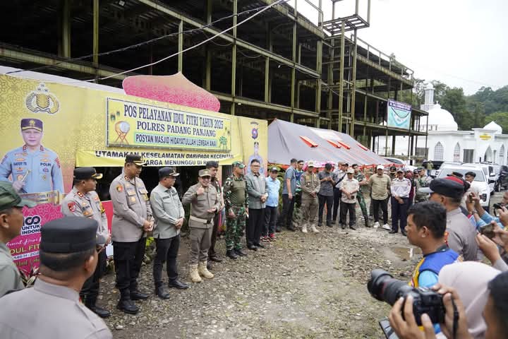 Bupati Tanah Datar Eka Putra Bersama Rombongan Tinjau Posko Pelayan Lebaran