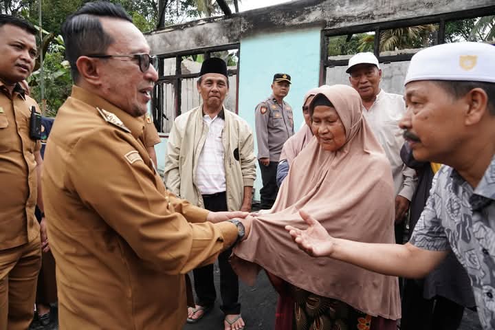 Bupati Tanah Datar Eka Putra Serahkan Bantuan Korban Kebakaran