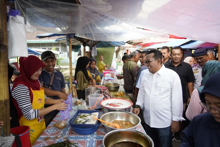 Bupati Tanah Datar Eka Putra Tinjau Pasar Pabukoan