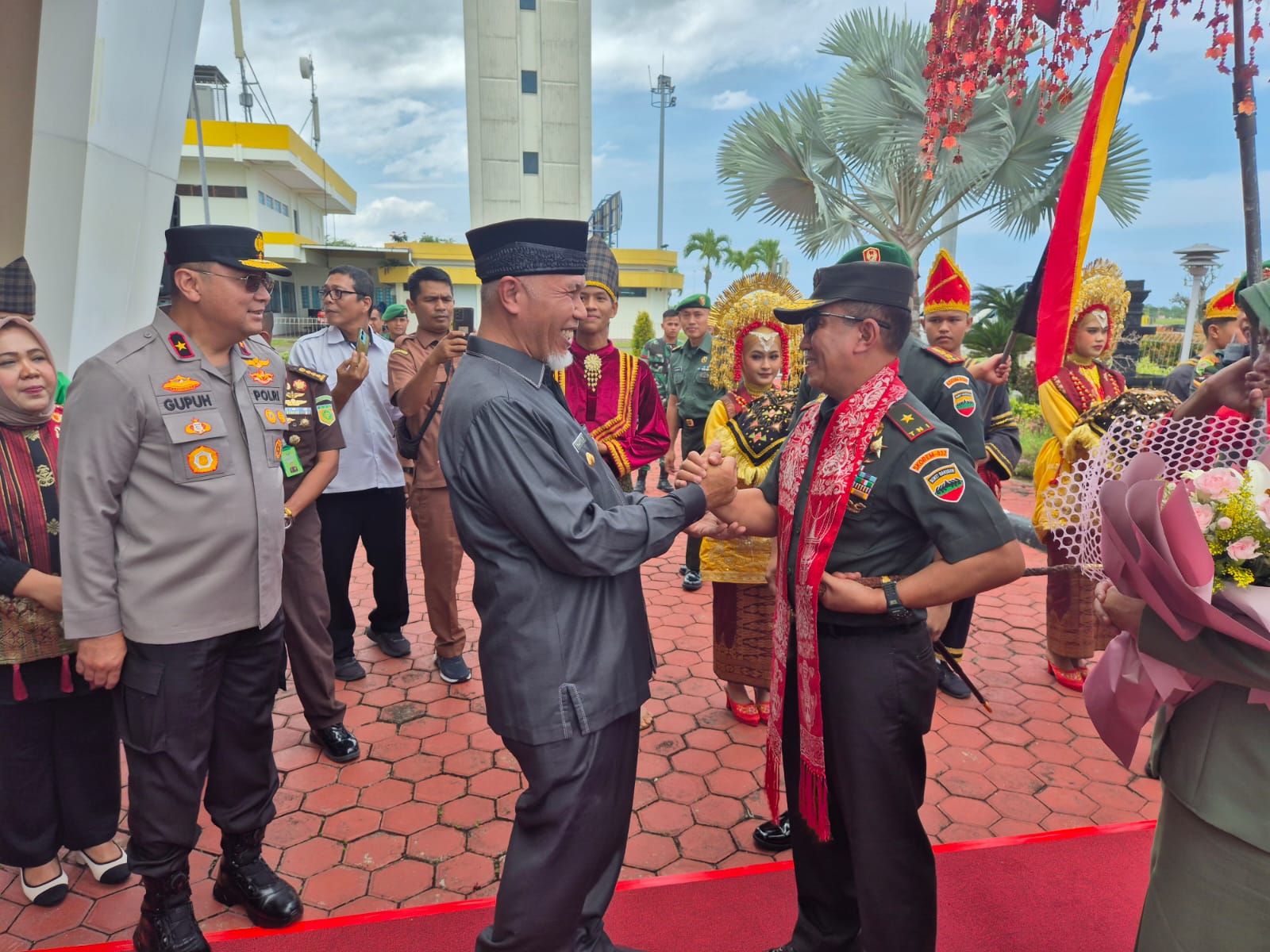 Gubernur Mahyeldi Ansharullah Sambut Kedatangan Danrem 032/Wirabraja Brigjen TNI Mahfud di Bandara International Minangkabau