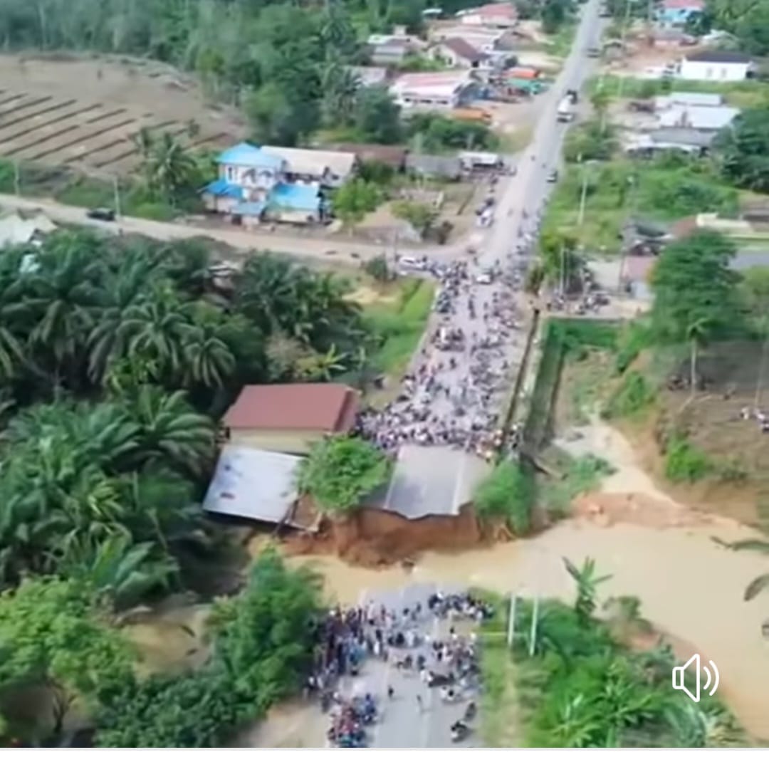 Jalan Lintas Sumatera Perbatasan Dharmasraya - Bungo Putus Total di Hantam Banjir