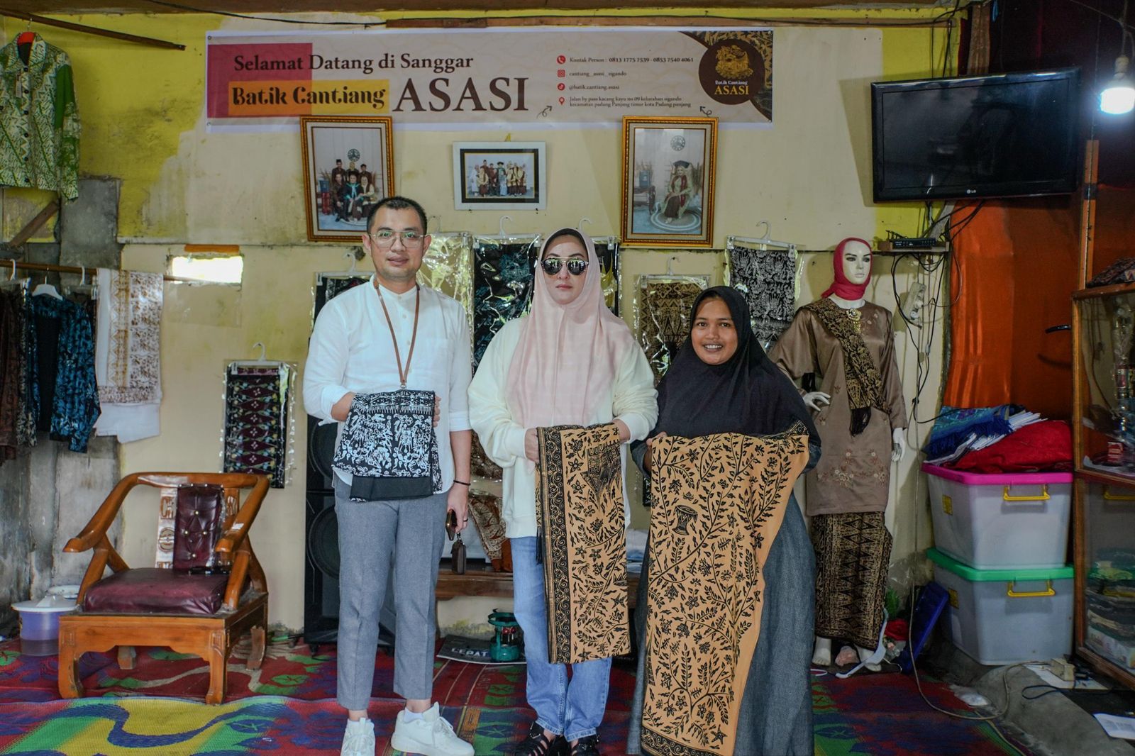 Lakukan Pembinaan ke Perajin, Ketua Dekranasda Maria Feronika Ajak Tingkatkan Kualitas, Inovasi dan Daya Saing