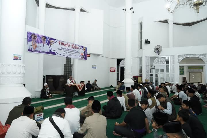 Pejabat Pemerintah Daerah Kabupaten Tanah Datar Eselon II dan III Ikuti I'tikaf di Masjid Nurul Amin Pagaruyung
