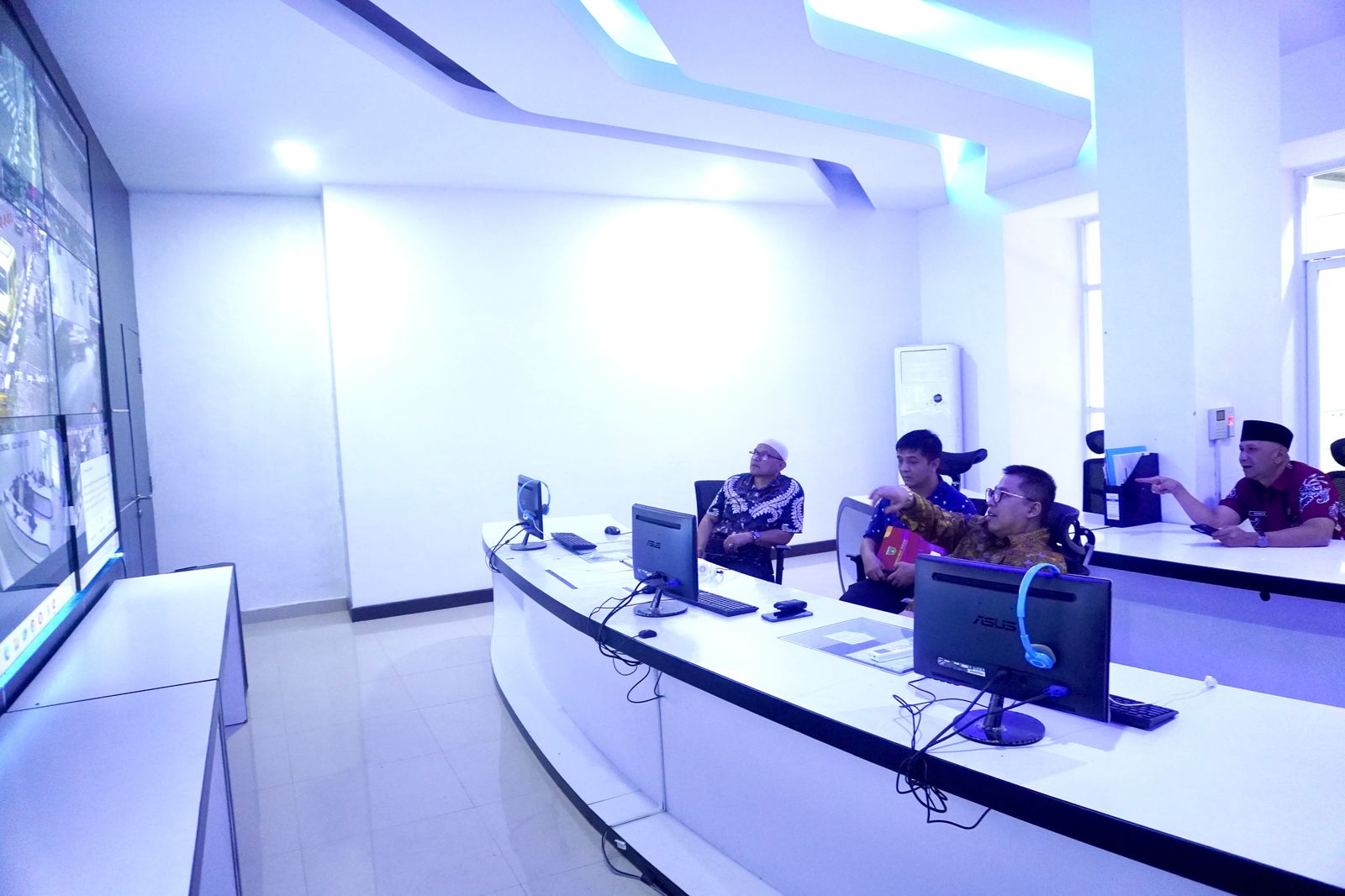 Pemantauan CCTV Lewat Command Center, Hendri Arnis Pastikan Keamanan Kota Padang Panjang