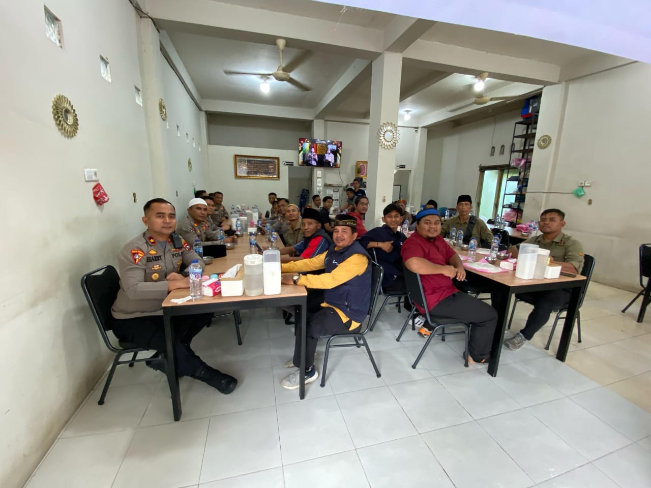 Polres Solok Selatan Bagikan 250 Paket Takjil Ramadan dan Imbau Masyarakat Tertib Berlalu Lintas