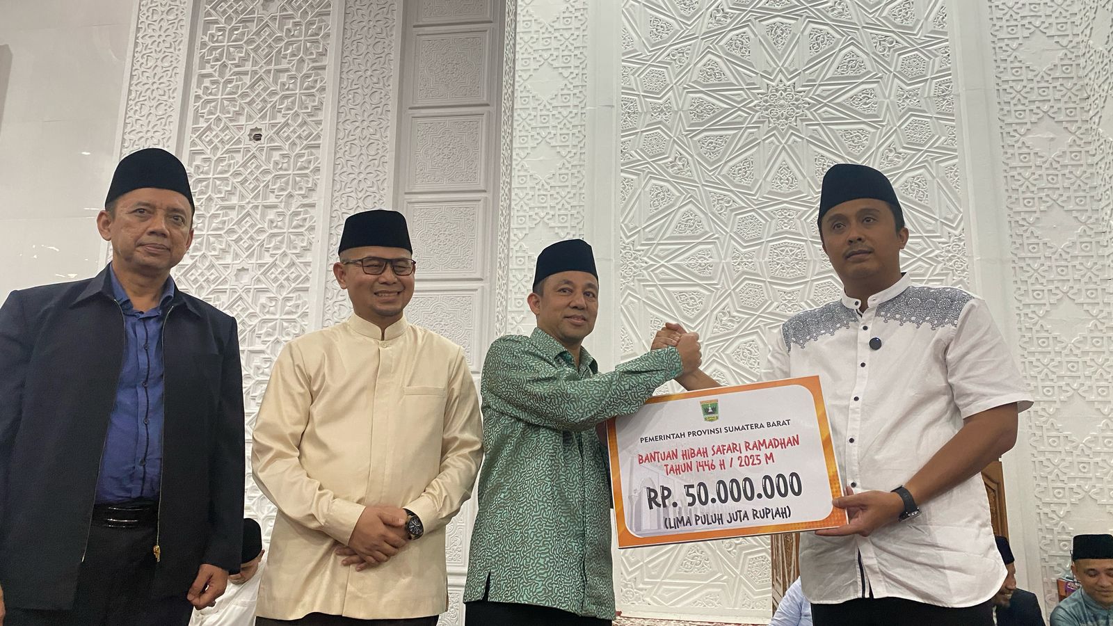 Safari Ramadhan ke Masjid Istiqomah Bukittinggi, Wakil Gubernur Vasko Ruseimy Serahkan Bantuan 50 Juta Rupiah