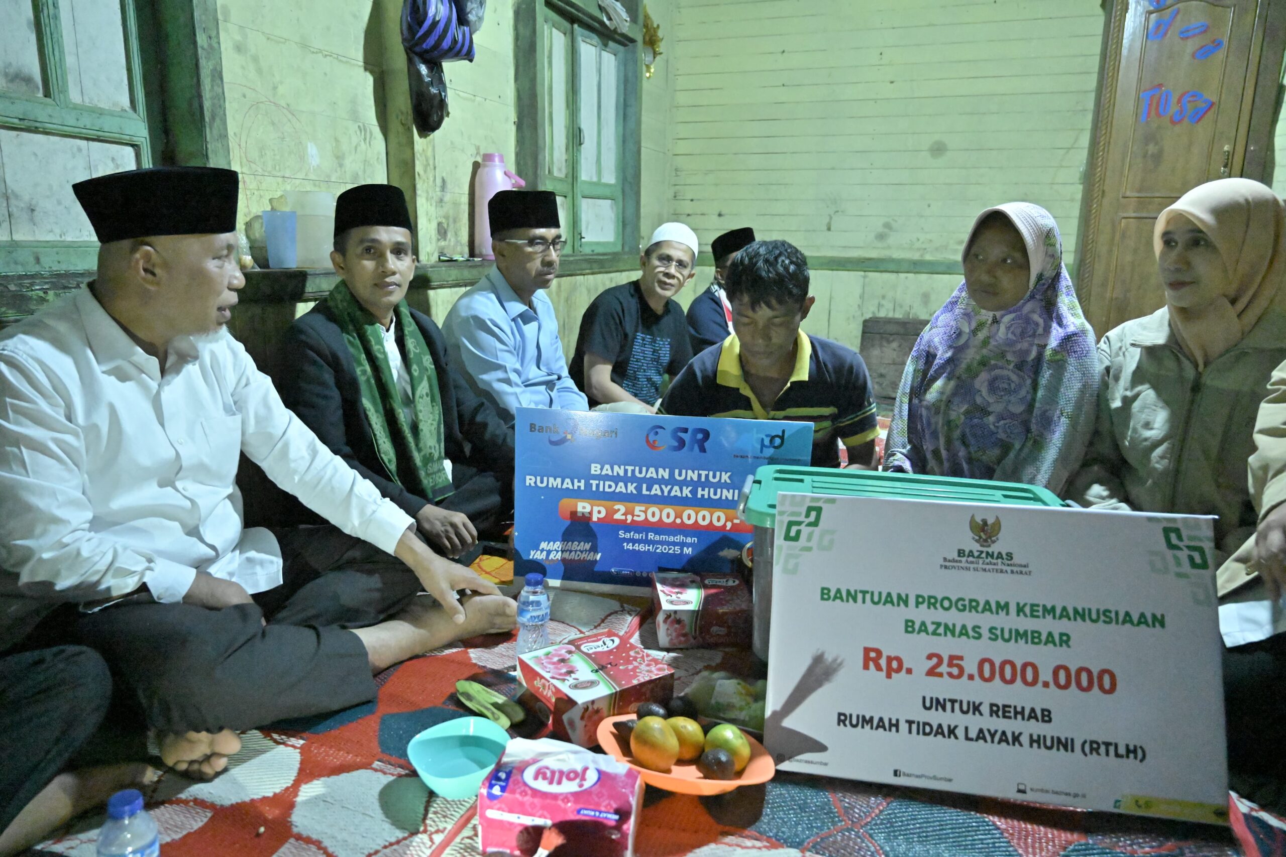 Salurkan Bantuan Rehab Rumah Warga di Agam, Gubernur Mahyeldi Ansharullah Berpesan Pendidikan Anak Terus Diperhatikan