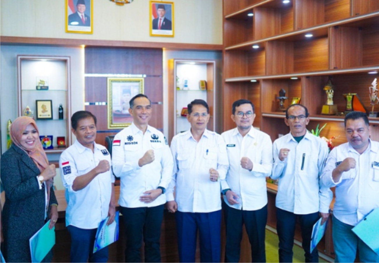 Sekda Medison Serahkan Surat Tugas kepada Lima Plt Pejabat di Bapenda Kabupaten Solok