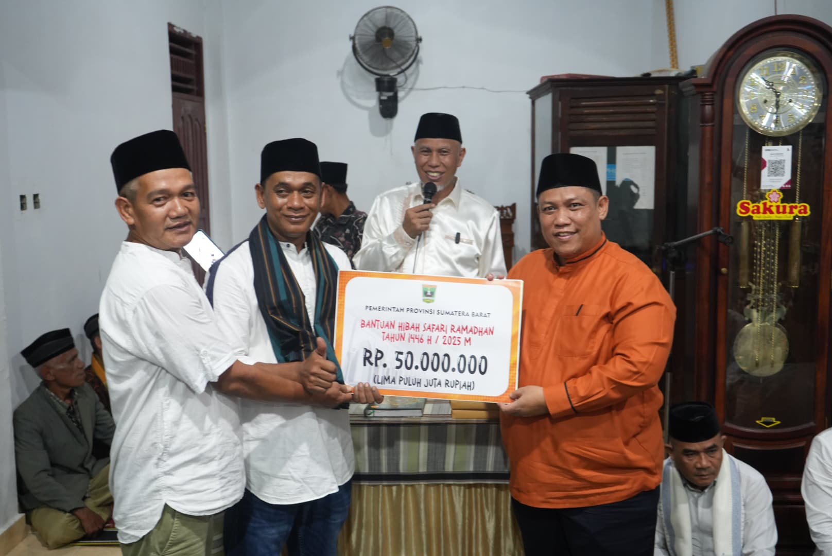 Serahkan Bantuan Pembangunan Masjid, Gubernur Mahyeldi Ansharullah Ingatkan Orangtua Agar Tidak Meninggalkan Generasi Yang Lemah