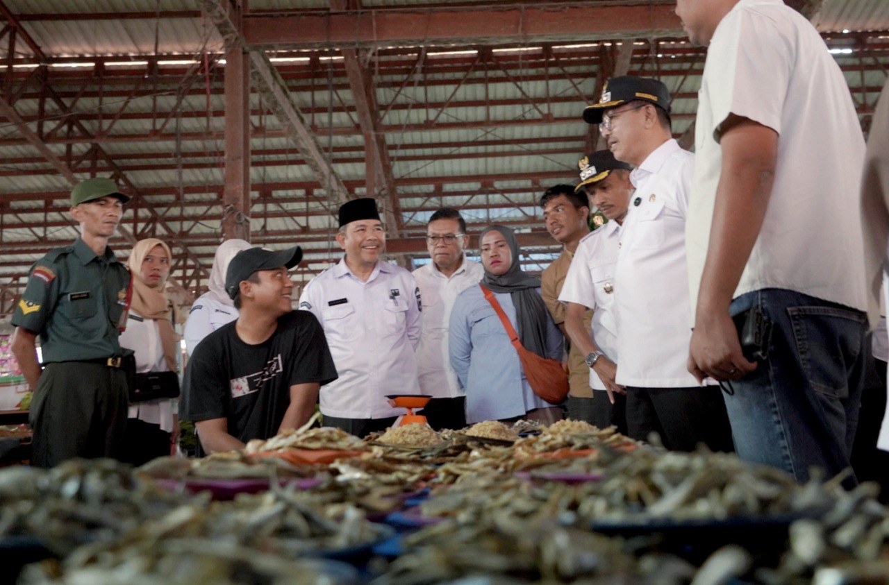 Sidak Pasar, Pemerintah Kabupaten Solok Selatan Pastikan Pasokan dan Harga Barang Terjaga Jelang Lebaran
