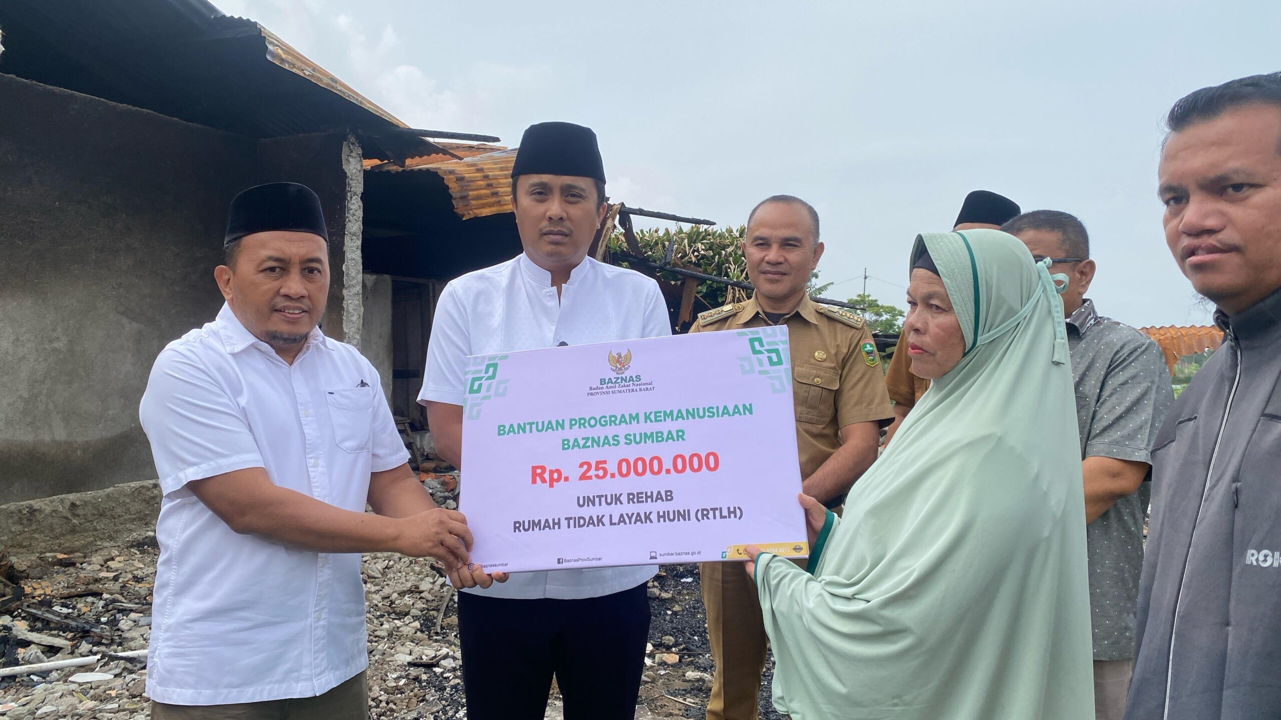 Wakil Gubernur Sumbar Vasko Ruseimy Berikan Bantuan 25 Juta Rupiah Keluarga Sarima Terdampak Kebakaran di Solok