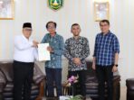Wako Padang Panjang Hendri Arnis Terima Sertifikat Tanah Elektronik dari ATR/BPN