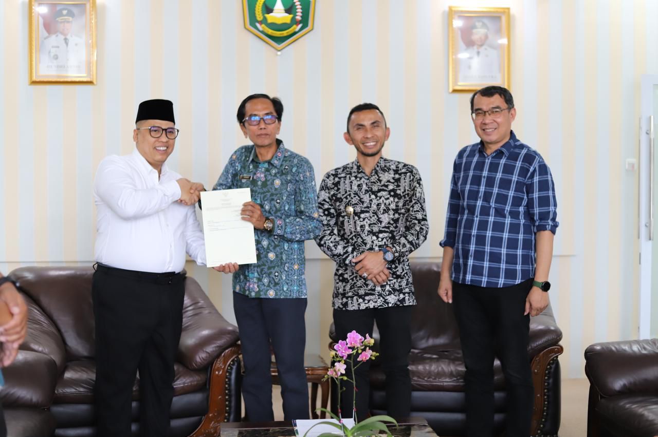 Wako Padang Panjang Hendri Arnis Terima Sertifikat Tanah Elektronik dari ATR/BPN