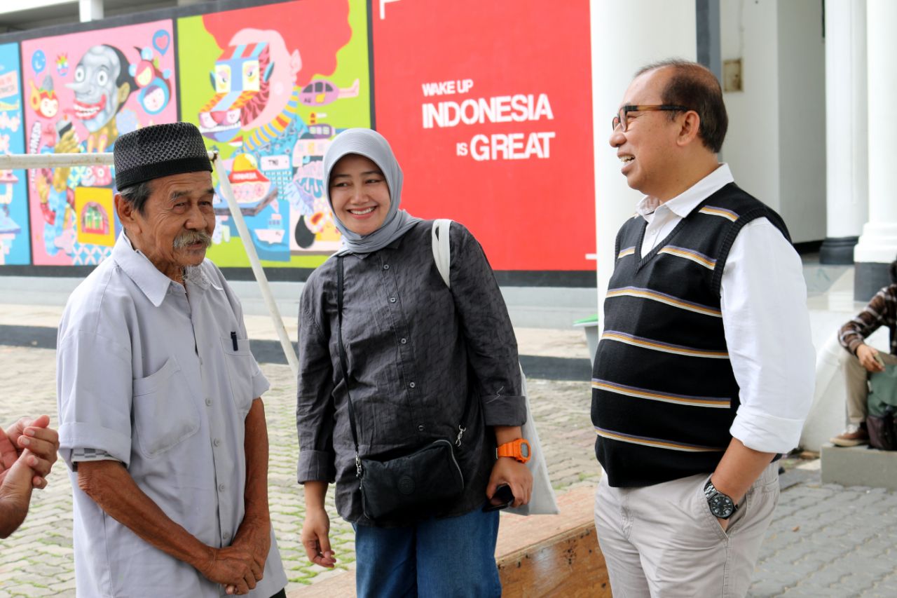Mantan Kepala Galeri Nasional Indonesia Tubagus Andre Sukmana sedang berdiskusi dengan Ipe Ma’roef disaksikan Kana Fuddy Prakoso, Foto : Ruang Garasi Jakarta Selatan
