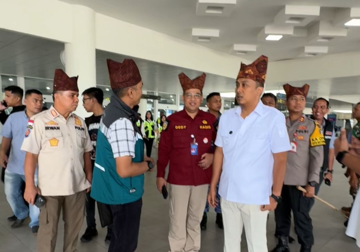 Wagub Sumbar Vasko Ruseimy Inisiasi Bahasa Minang di Bandara Internasional Minangkabau