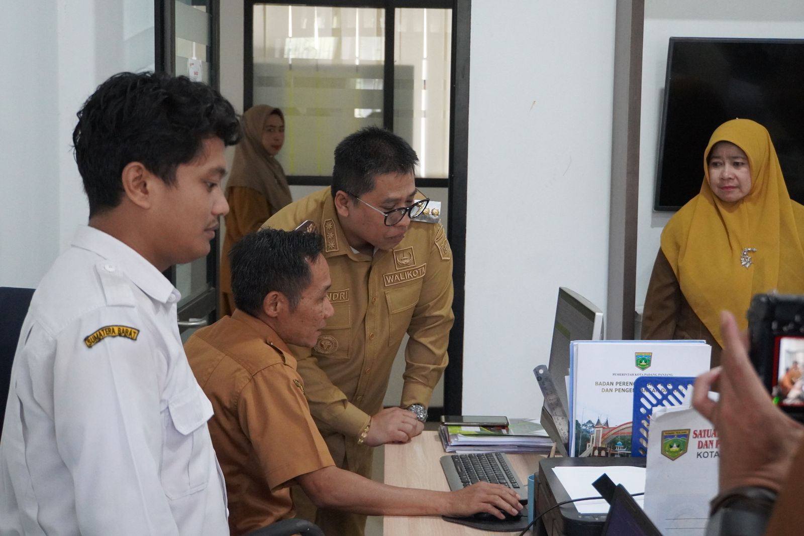 Wako Padang Panjang Hendri Arnis Sidak ke BKPSDM dan Bappeda Hari Pertama Kerja Setelah Lebaran
