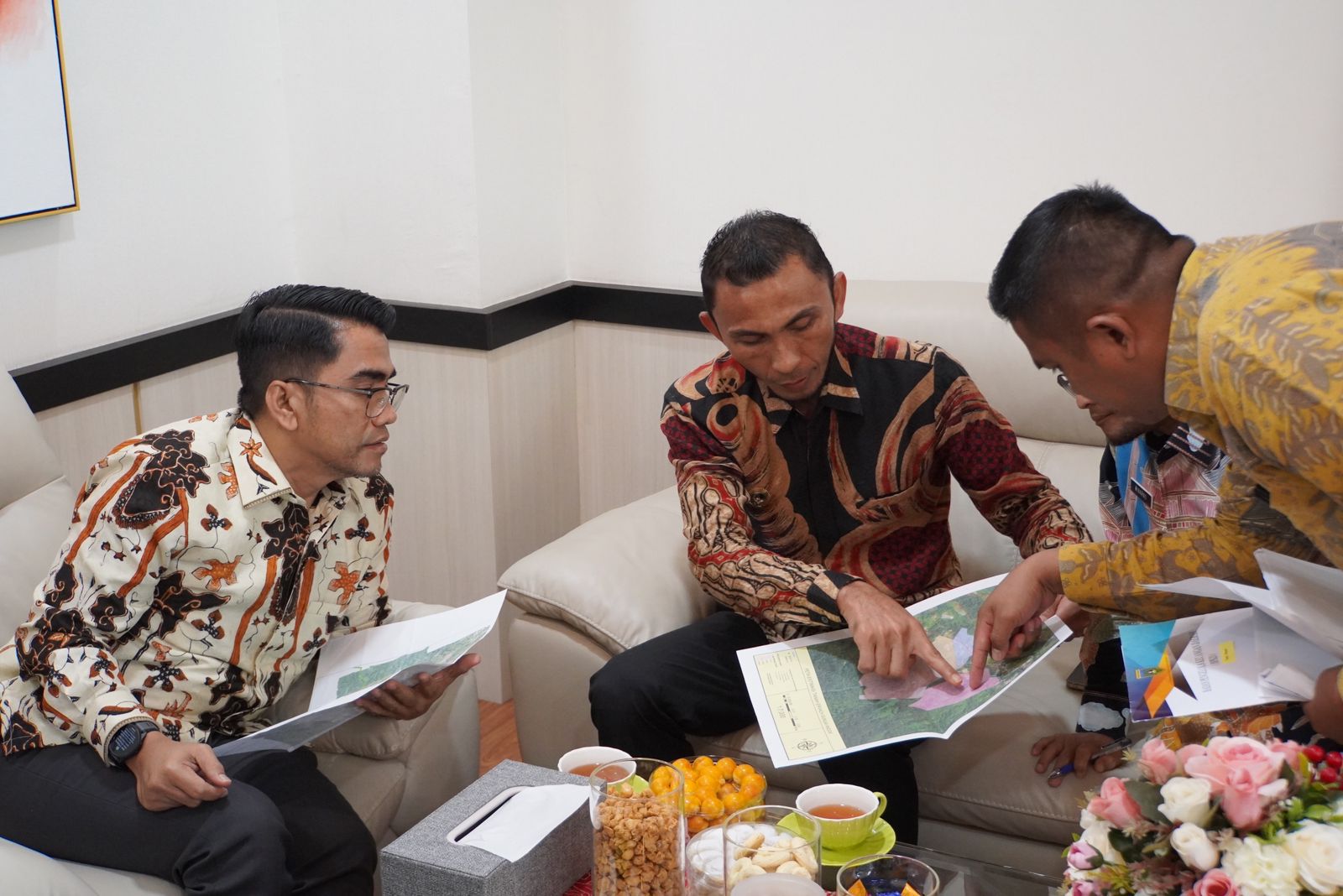 Wawako Padang Panajng Allex Saputra Serahkan Bantuan Atensi Kementerian Sosial kepada 128 PPKS