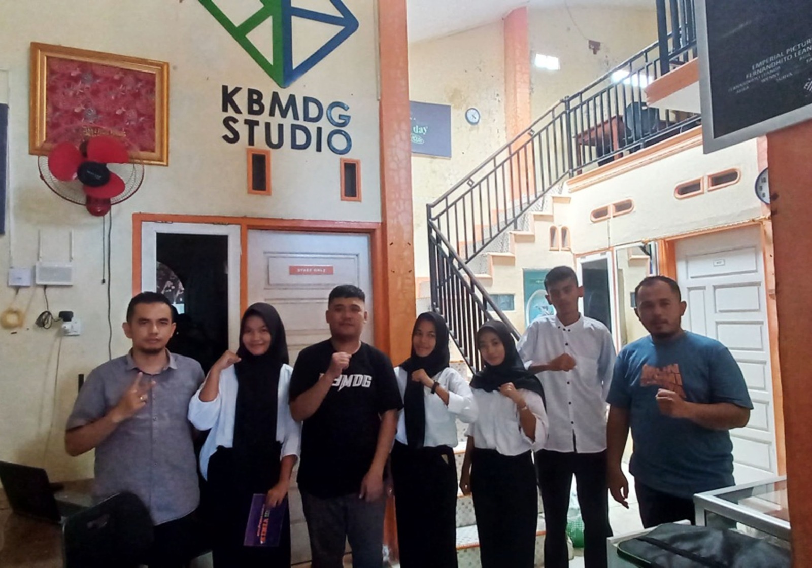 Beberapa peserta Prakerin SMKN 4 Bengkulu dan guru pembimbing sebelum memulai kegiatan Prakerin berlangsung selama 4 bulan di kota Padang – Foto : Muharyadi –