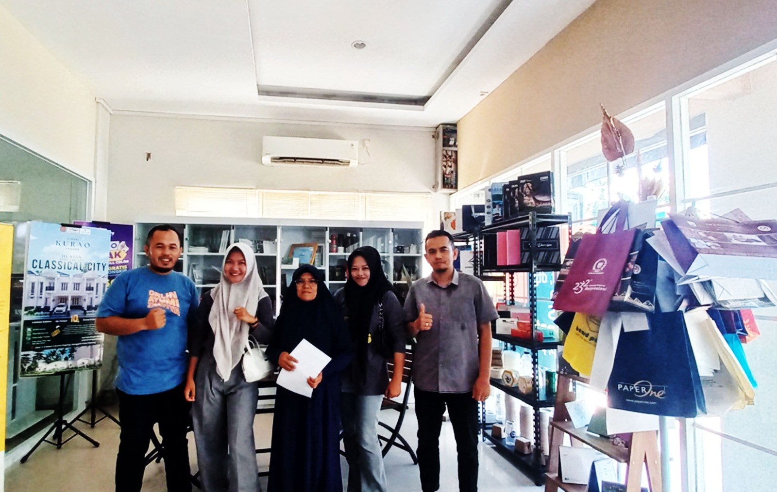 Siswa Prakerin SMK N 4 Muko Muko Bengkulu usai perkenalan kegiatan di salah satu tempat kegiatan Prakerin di Kota Padang – Foto : Muharyadi --