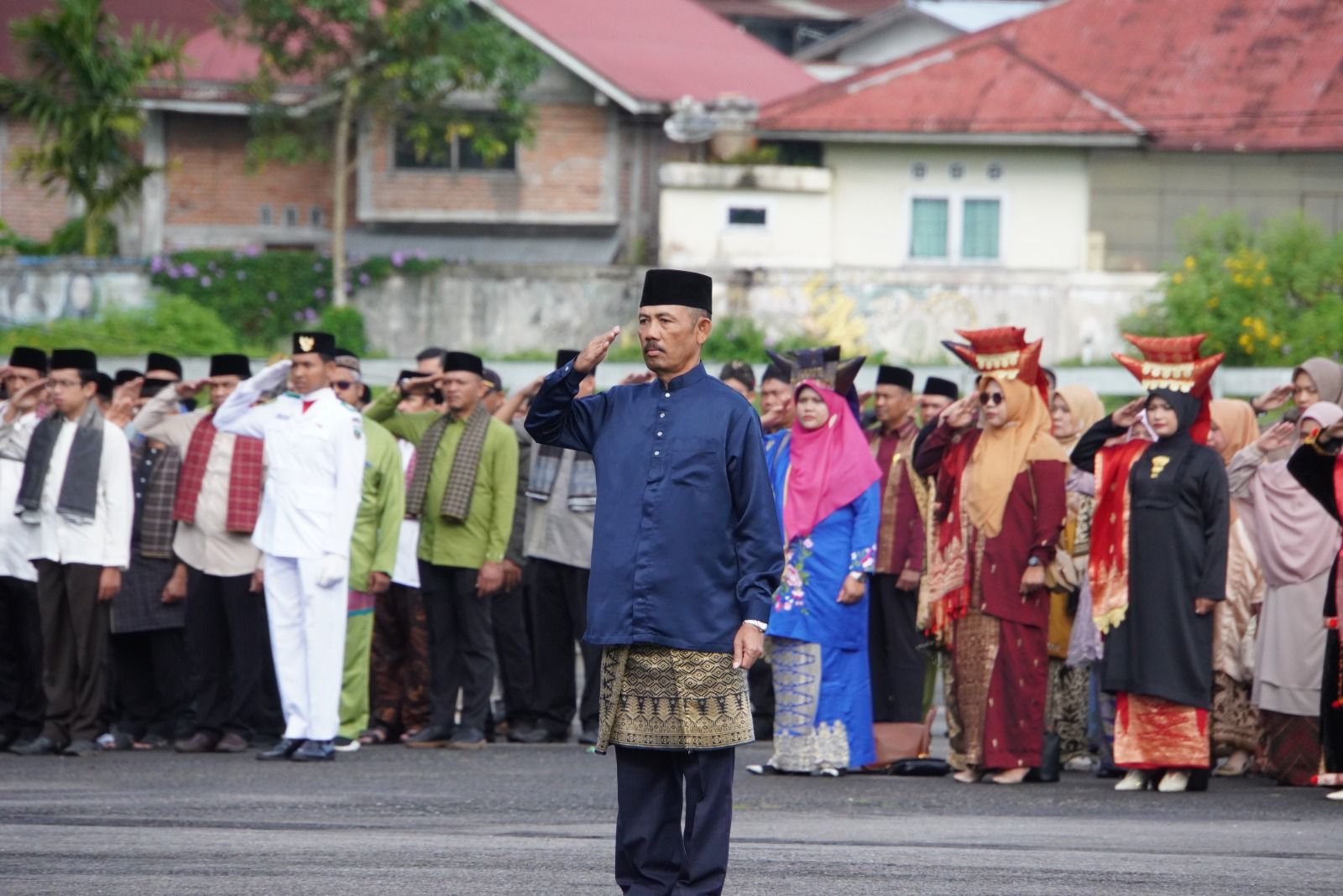 Peserta Gunakan Pakaian Adat, Upacara Hardiknas Berlangsung Khidmat di Padang Panjang