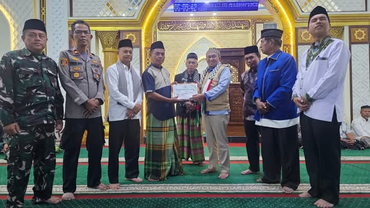 Bupati Tanah Datar Eka Putra Serahkan Bantuan Korban Kebakaran