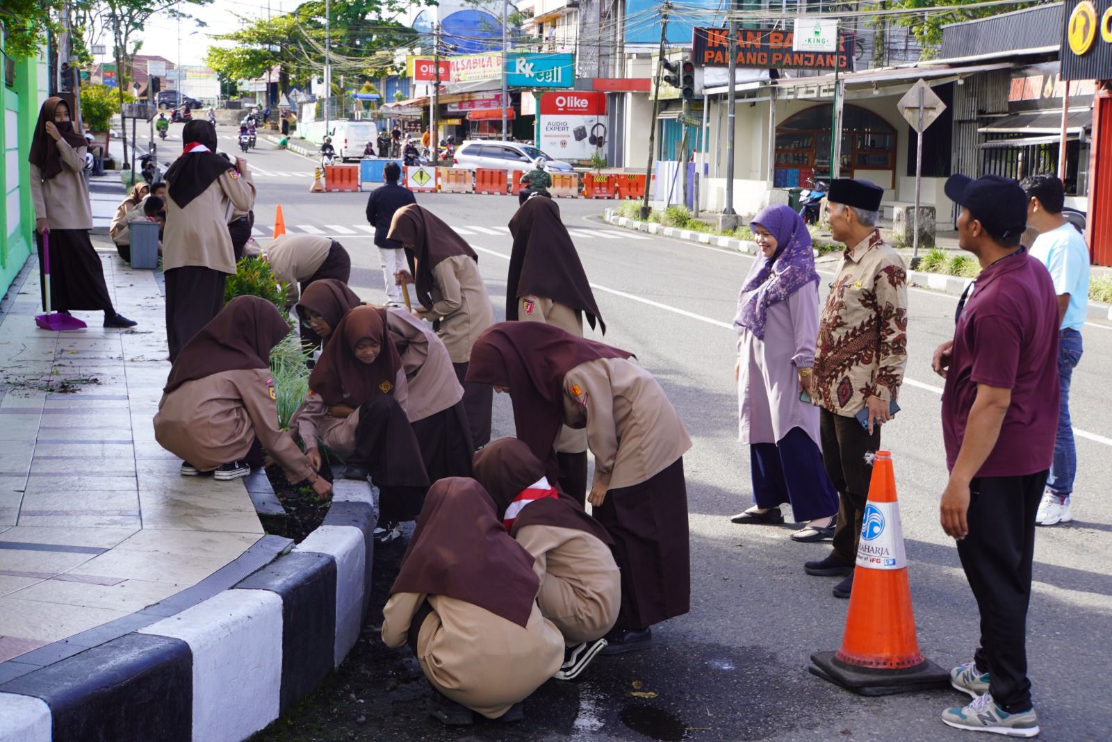 Disdikbud Padang Panjang Gelar Goro Serentak Wujudkan Lingkungan Sekolah Bersih dan Nyaman di SD dan SMP