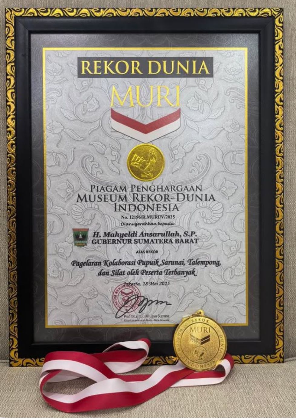 Gubernur Mahyeldi Ansharullah Raih Penghargaan MURI pergelaran kolaborasi Pupuik Sarunai, Talempong, dan Silat