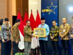 Gubernur Mahyeldi Ansharullah Terima Penghargaan Tingkat Nasional, Pemprov Sumbar Berkinerja Terbaik di Bidang SPM Regional Sumatera Tahun 2024.