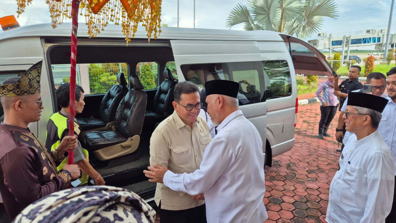 Gubernur Sumatera Barat Mahyeldi Ansharullah Sambut kedatangan Menteri Perdagangan RI, Budi Santoso di Padang Pariaman