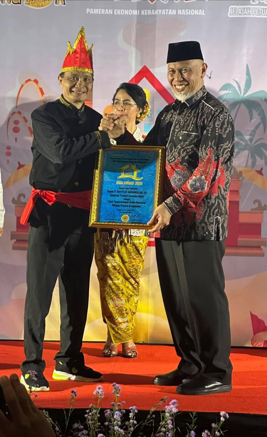 Gubernur Sumbar Mahyeldi Ansharullah Terima IHSA Award 2025 Tokoh Pengembangan Usaha Homestay Wilayah Provinsi
