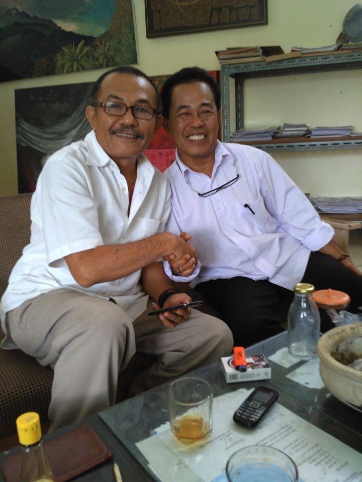 Herisman Tojes dan penulis di studio lukis SSRI-SMSR-SMKN 4 Padang suatu hari beberapa tahun silam – Foto dok : Muharyadi --