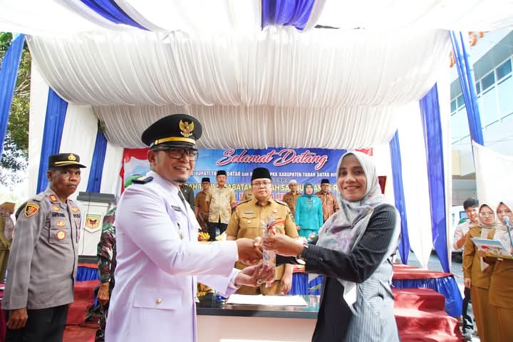 Jabatan Camat Rambatan Disertijabkan dari Roza Melfita kepada M. Iqbal Latif Hamdani