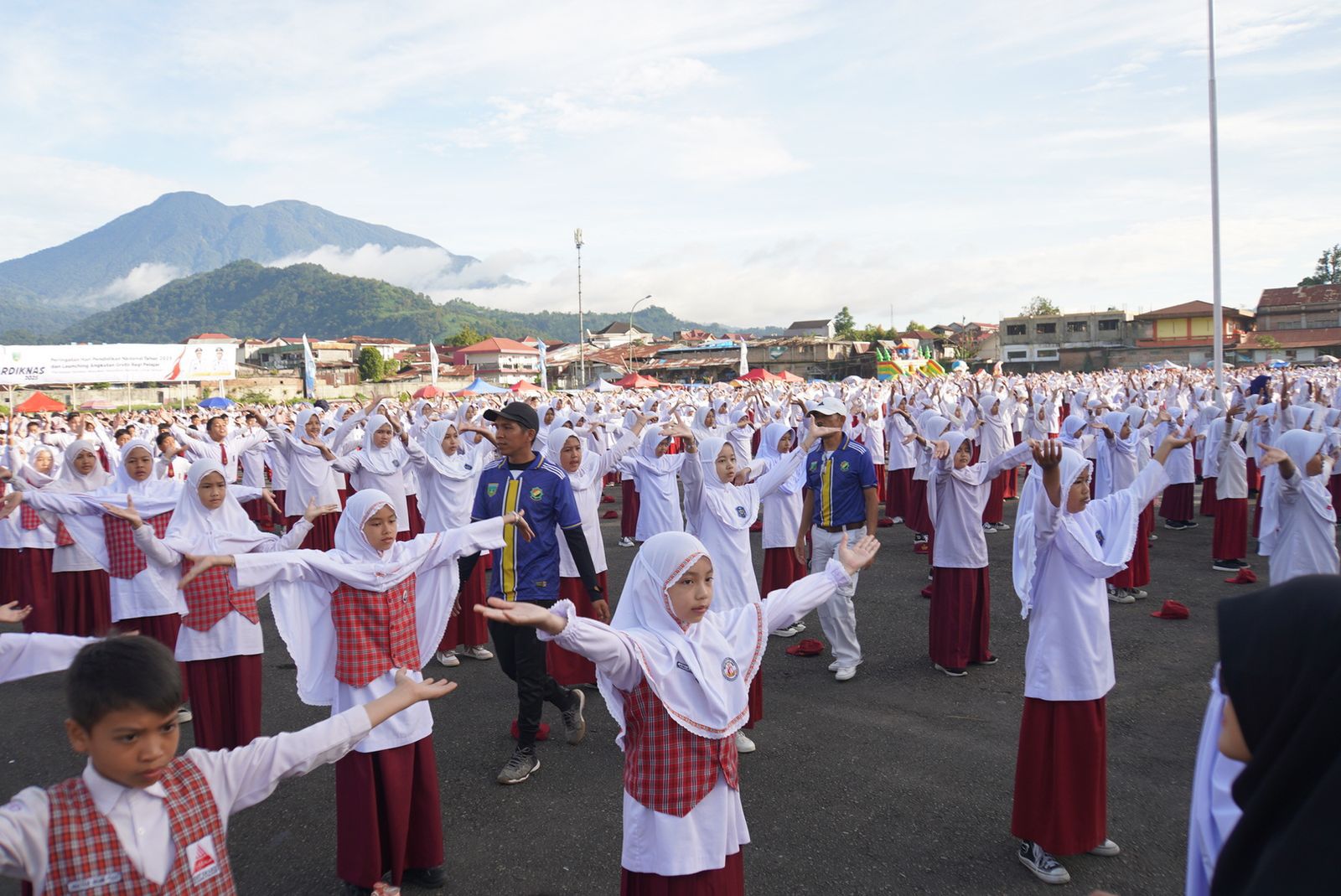 Ribuan Pelajar SD dan SMP Ikuti Senam Massal di Bancalaweh