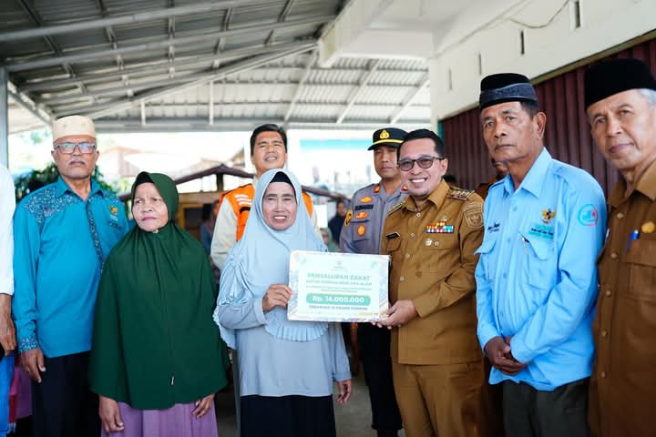 Bupati Tanah Datar Eka Putra Serahkan Bantuan Korban Angin Puting Beliung