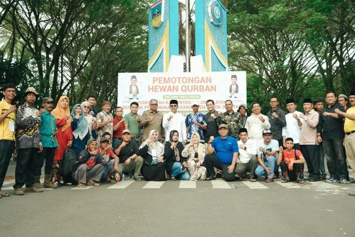 Bupati dan Wakil Bupati Solok Selatan Saksikan Langsung Penyembelihan Hewan Kurban