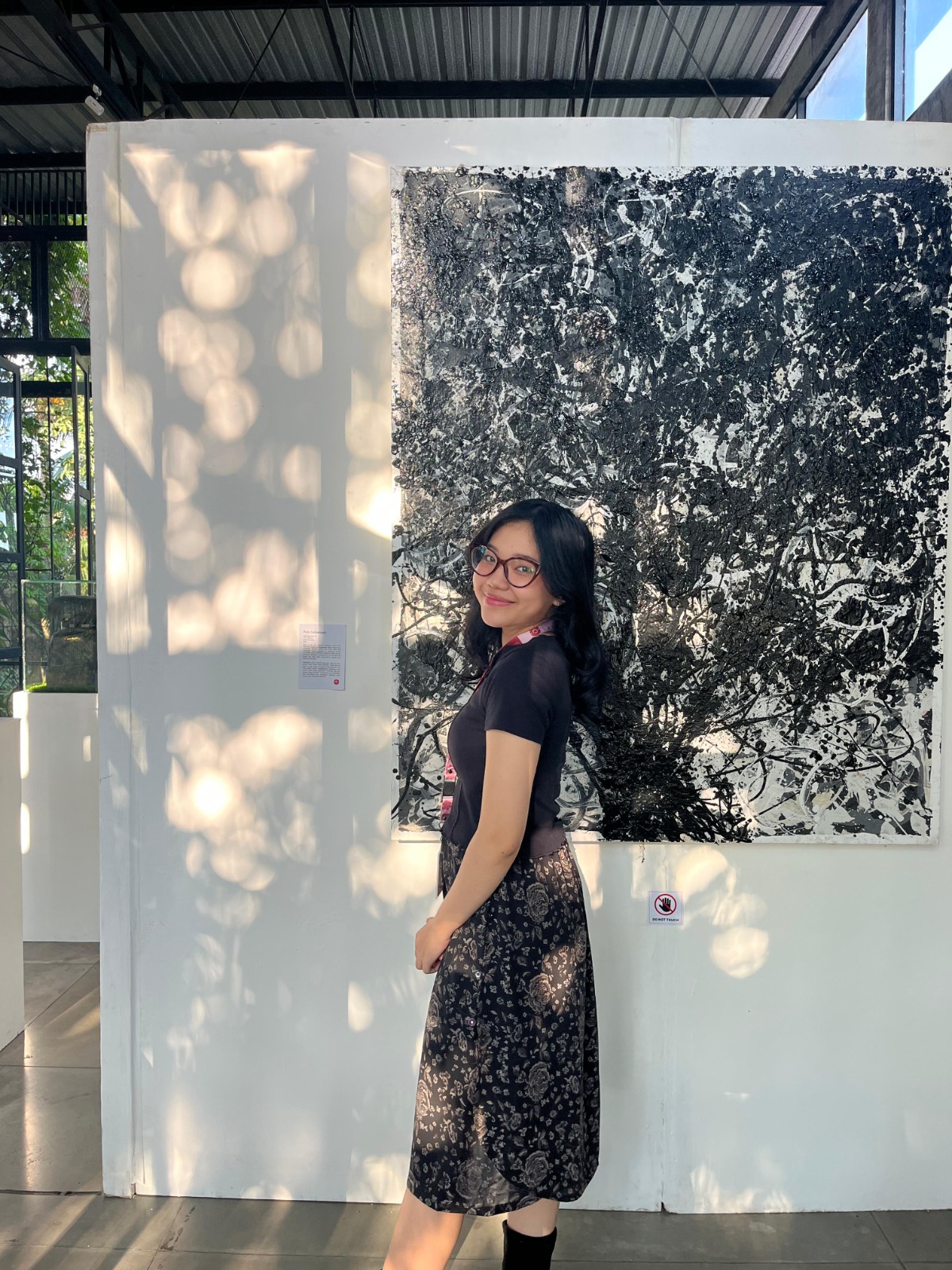 Meylani berfoto disalah satu luikisan pameran