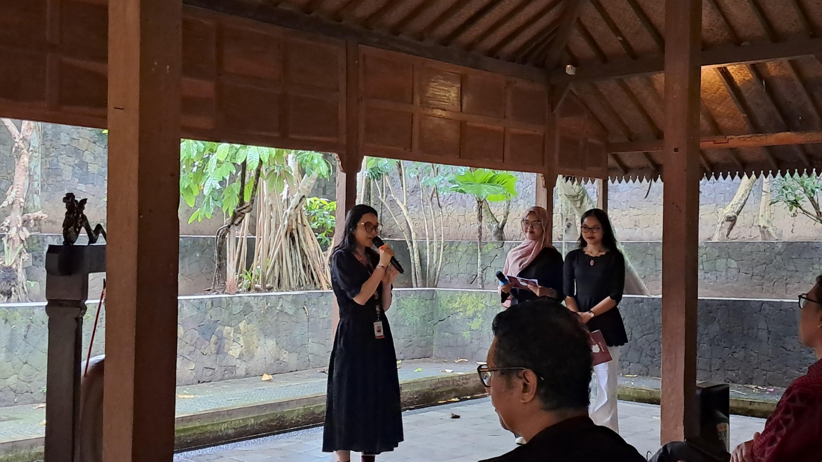 Meylani Tengah Memberikan Wejangan kepada Peserta Pameran