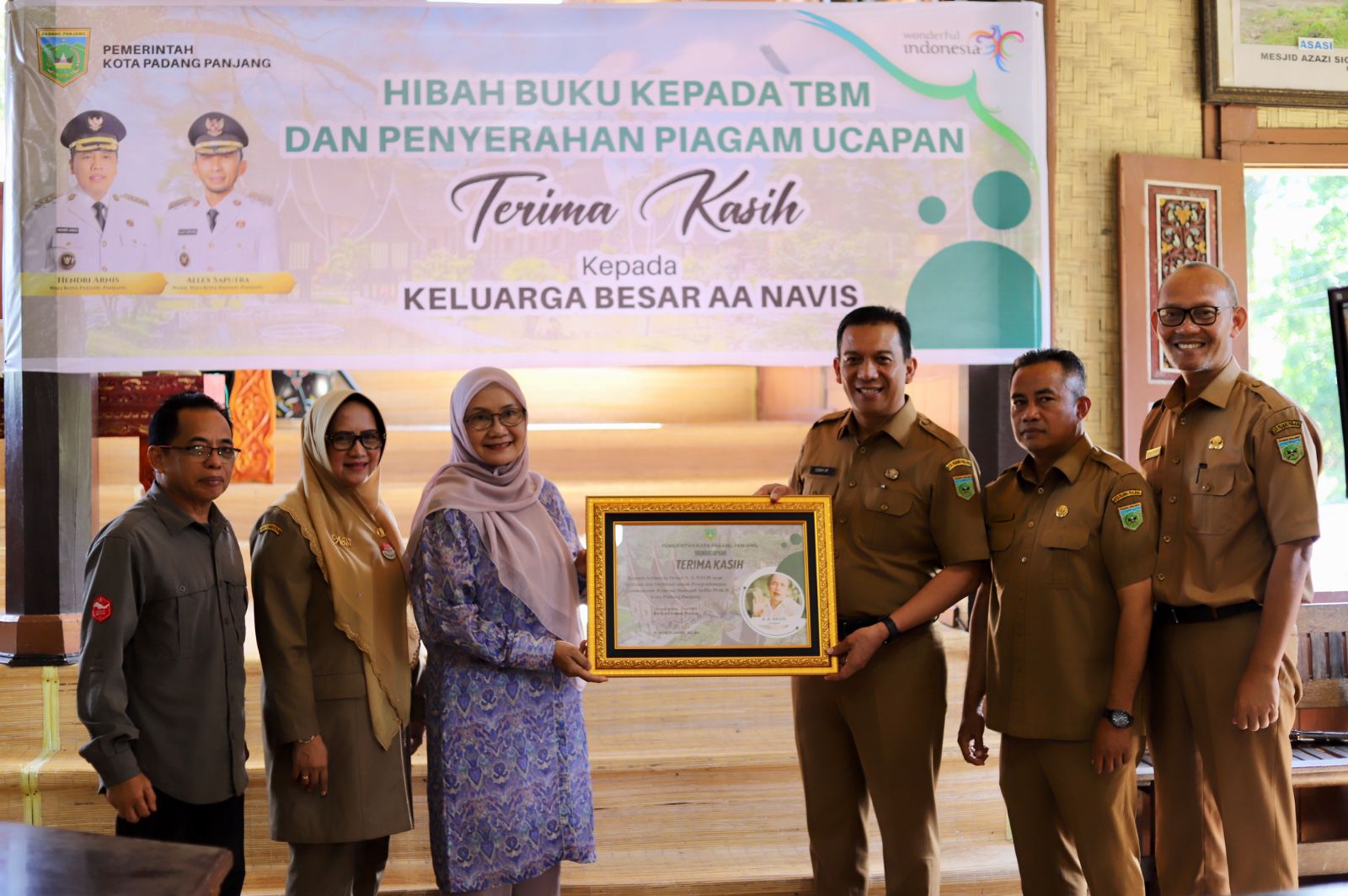 Pemko Padang Panjang Serahkan Penghargaan kepada Keluarga A.A Navis dan Hibah Buku untuk TBM dan Perpustakan Masjid