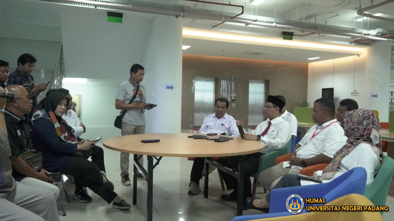 Rektor UNP Krismadinata Monitoring UTBK 2025 Bersama 11 Media Lokal dan Nasional