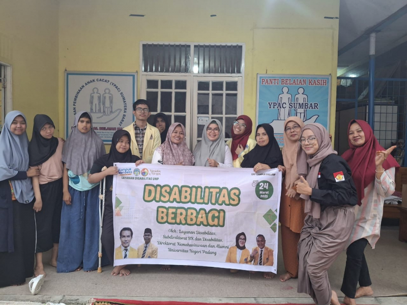 UNP Layanan Disabilitas Bagi-Bagi Iftar ke Panti-Panti di Padang